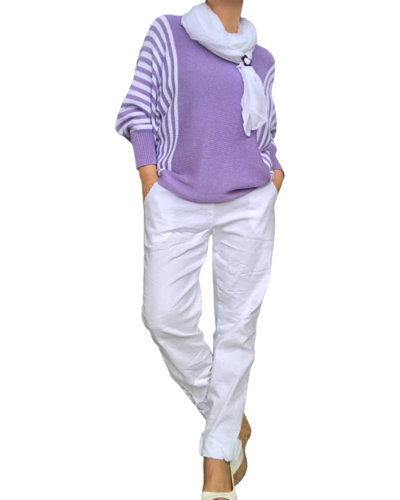 Chandail lilas uni avec rayures verticales blanches sur les manches avec pantalon blanc taille, élastique et foulard blanc