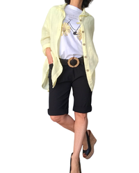 T-shirt blanc avec bicyclette noire roues en forme de fleurs jaune pâle