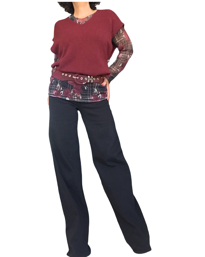 Tenue : débardeur en tricot bourgogne col V porté sur le chandail en voile à fleurs et carreaux, pantalon noir large