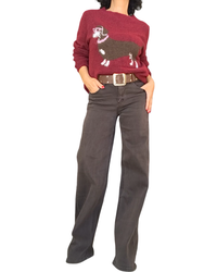 Chandail bourgogne à chien saucisse avec pantalon brun large – silhouette complète