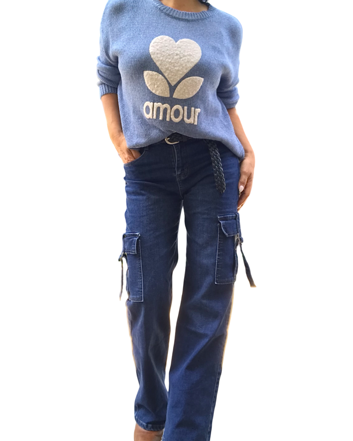Chandail col rond uni bleu indigo en tricot avec un appliqué de cœur texturé beige