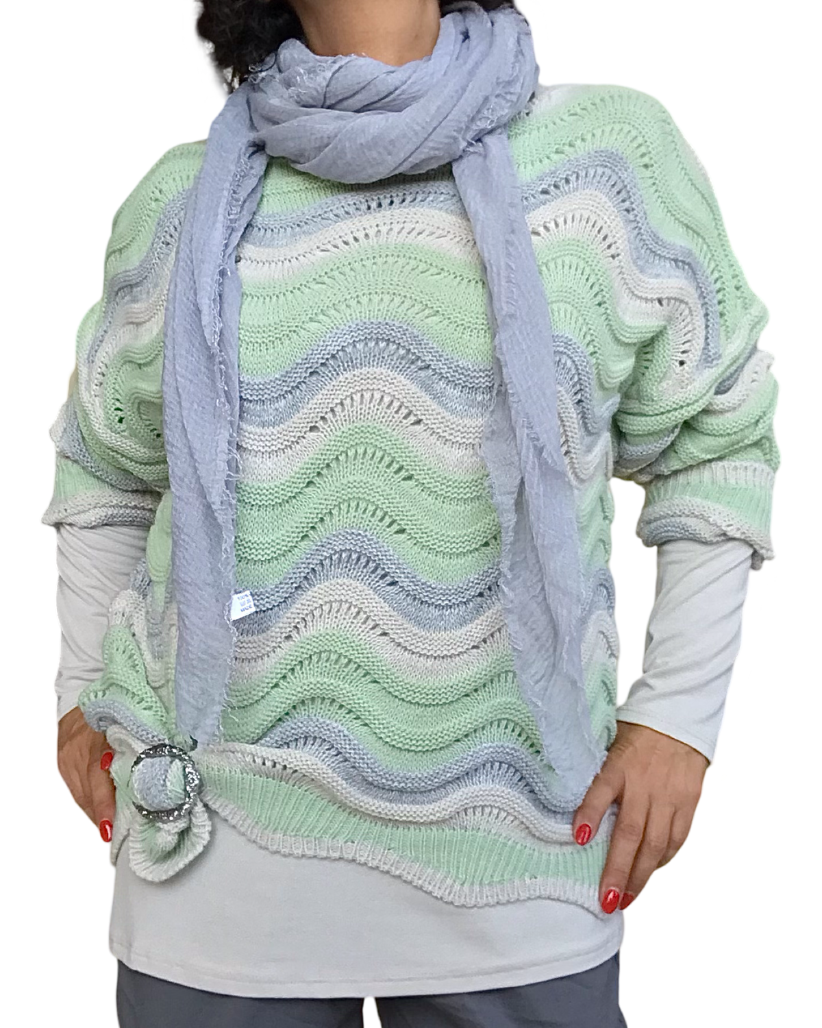 Chandail en tricot zig zag col rond beige, gris, et vert céleri avec foulard gris