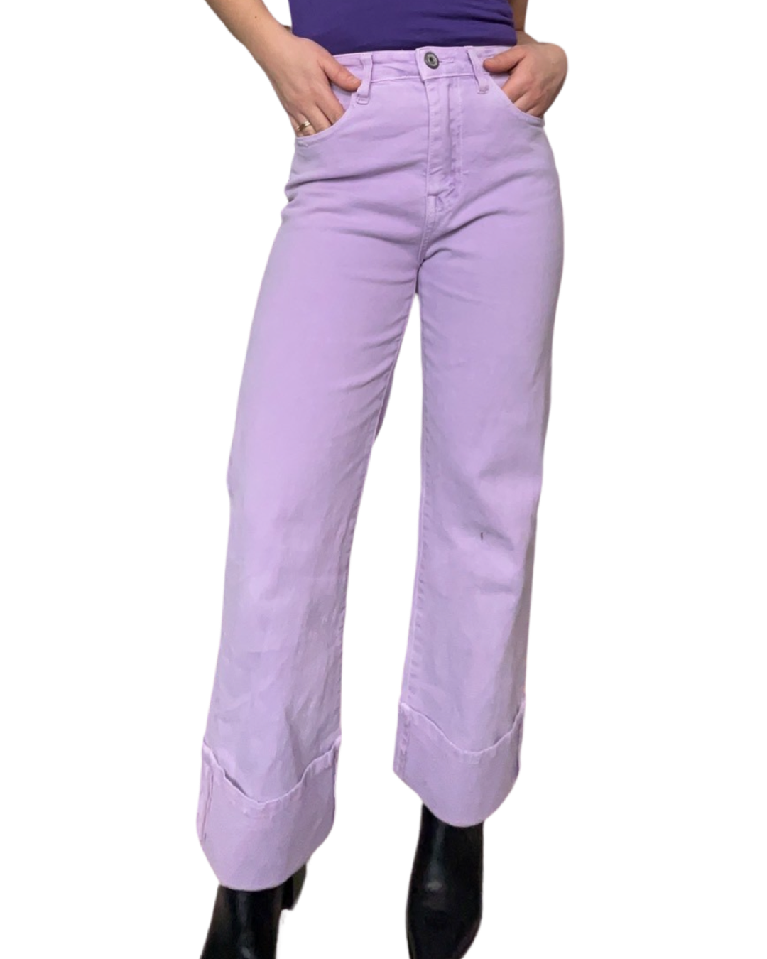 Jeans droits pour femme à taille haute lilas avec bottes noires.