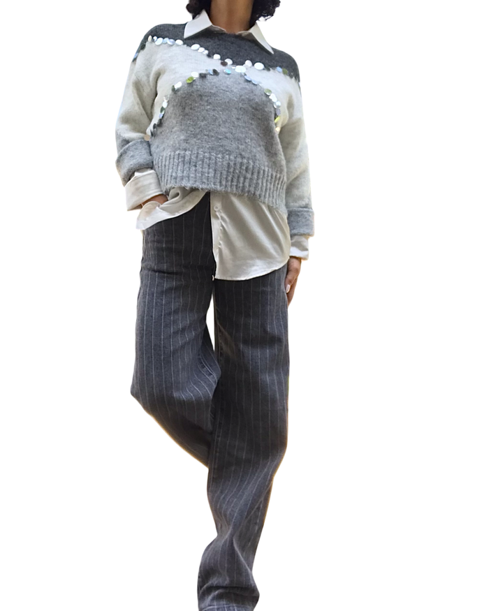 Chandail col rond gris en tricot 3 couleurs avec paillettes argentées croisées devant
