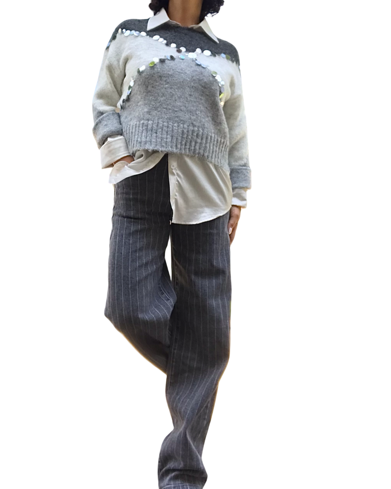 Chandail col rond gris en tricot 3 couleurs avec paillettes argentées croisées devant