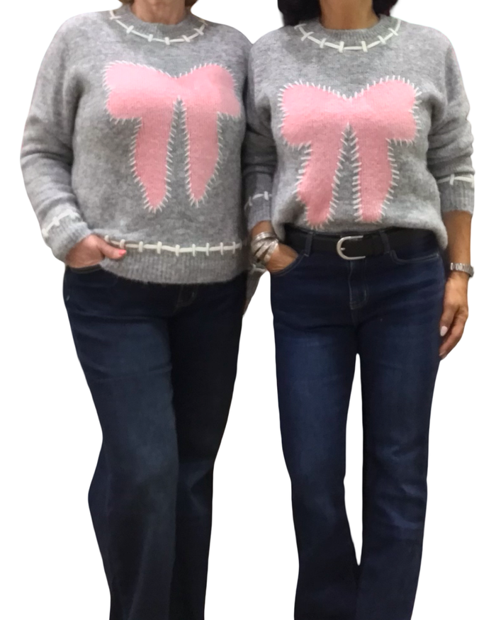 Chandail col rond gris pâle en tricot avec une boucle devant