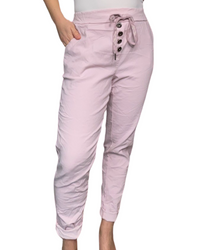 Pantalon rose pour femme à taille élastique avec 4 boutons avec camisole.