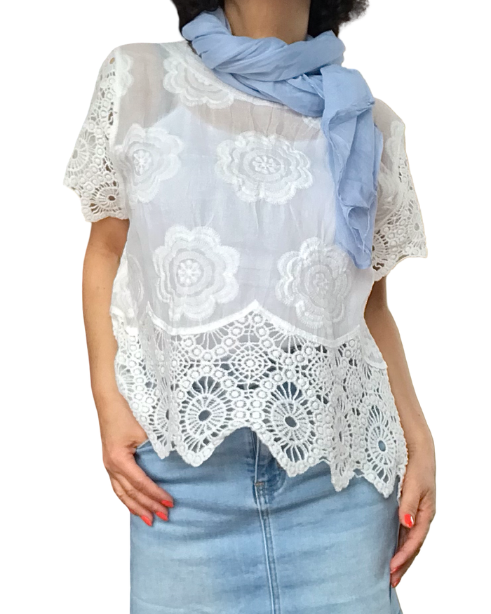 Blouse blanche manche courte en crochet et broderie florale