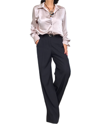 Chemise champagne en satin à manche longue avec boutons noirs