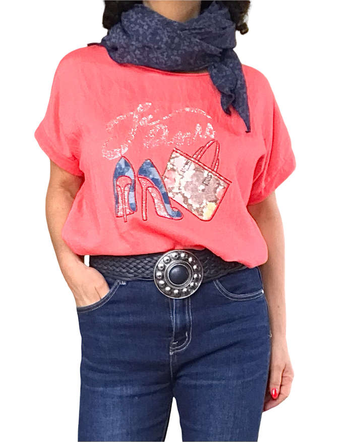 T-shirt corail « J’aime » en pierres argentées et souliers à talon haut en jeans