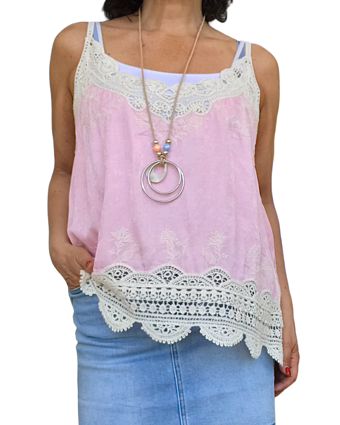 Camisole bleu rose bébé avec bretelles en crochet blanc cassé