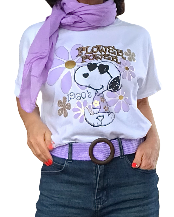 T-shirt blanc Snoopy en lilas et noir avec l’inscription « Power flower » en doré
