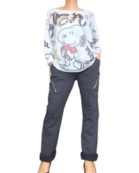 Chandail manche 3/4 blanc snoopy portant des fleurs rouges avec pantalon taille élastique noir