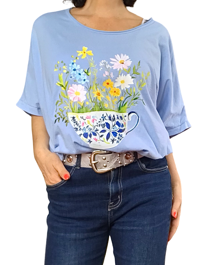 T-shirt uni bleu ciel col rond, manche courte, avec un bouquet de fleur dans une tasse