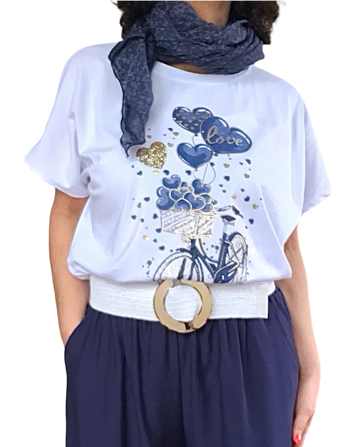 T-shirt blanc avec bicyclette et ballons marine en forme de cœurs