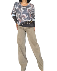T-shirt à cercles vintage avec pantalon camel large – silhouette complète