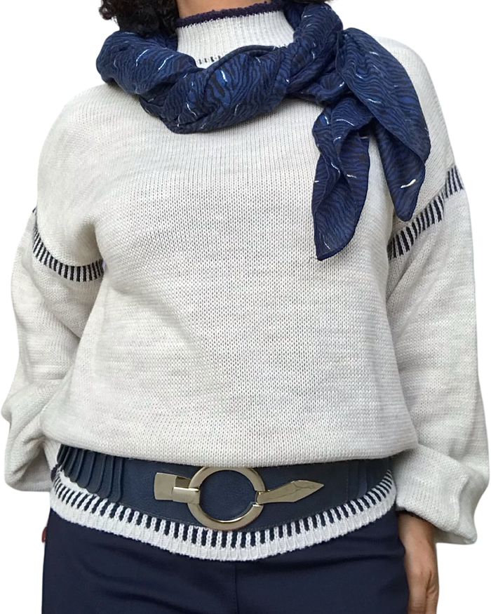 Chandail demi-col en tricot fine rayures au collet crème avec foulard marine