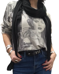 Chandail en tricot uni blanc cassé et noir avec dessin Vogue