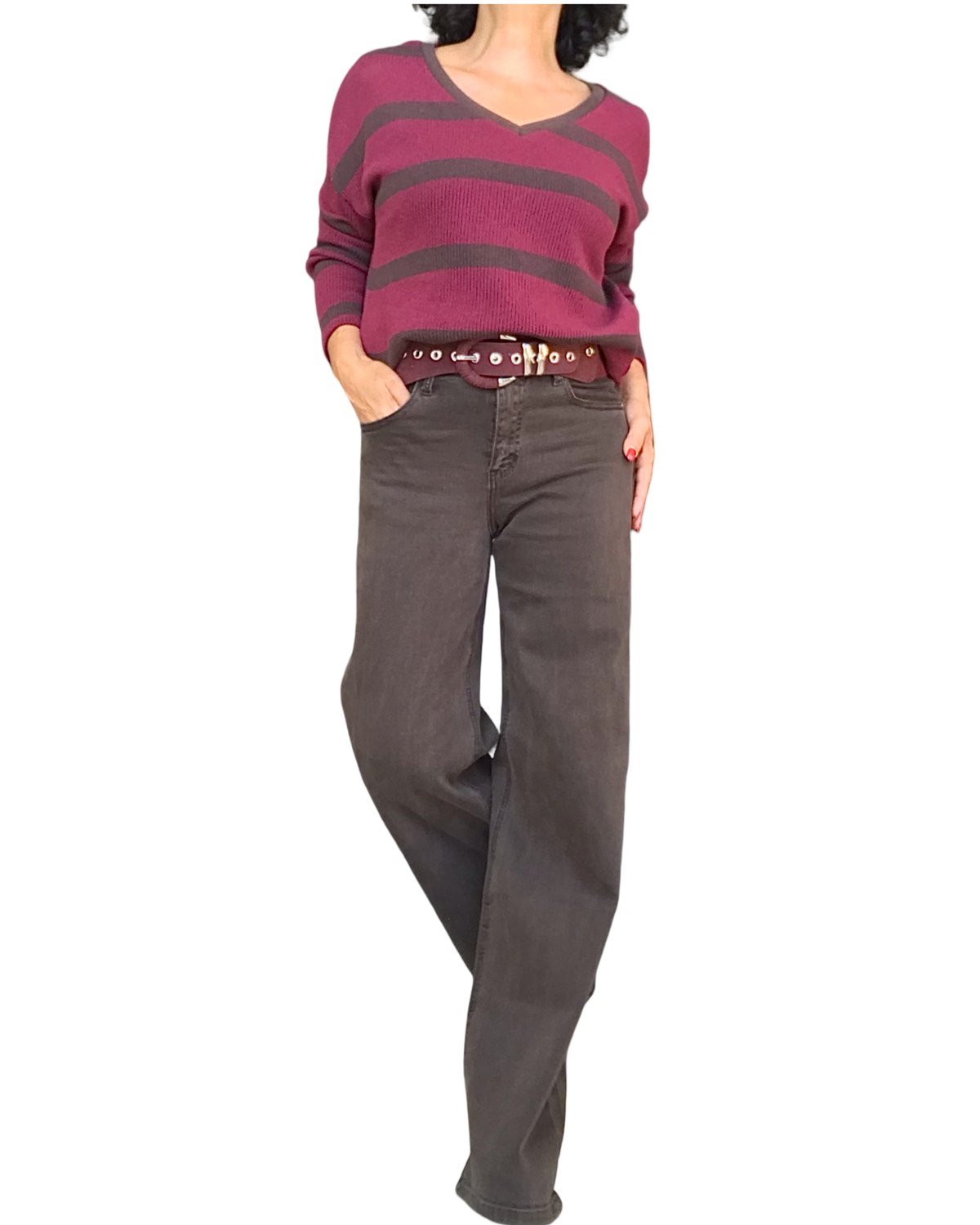 Chandail bourgogne rayé brun col V avec pantalon brun large – silhouette complète