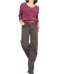 Chandail bourgogne rayé brun col V avec pantalon brun large – silhouette complète