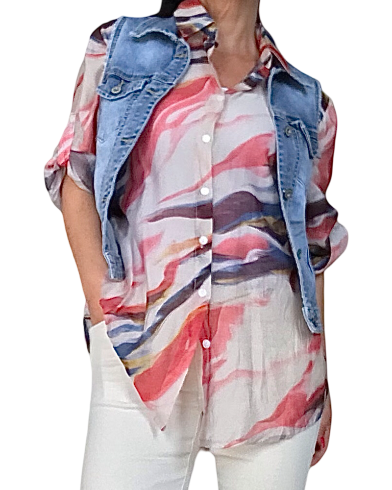 Chemise imprimé de vagues abstrait beige, corail et marine avec veste en jeans sans manches