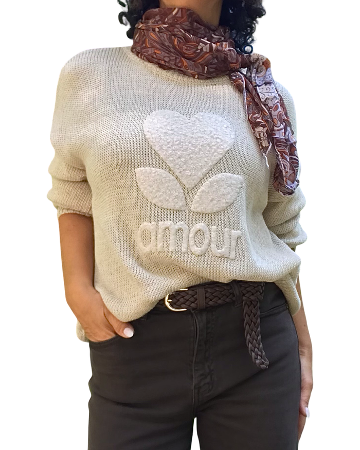 Chandail col rond uni beige en tricot avec un appliqué de cœur texturé beige