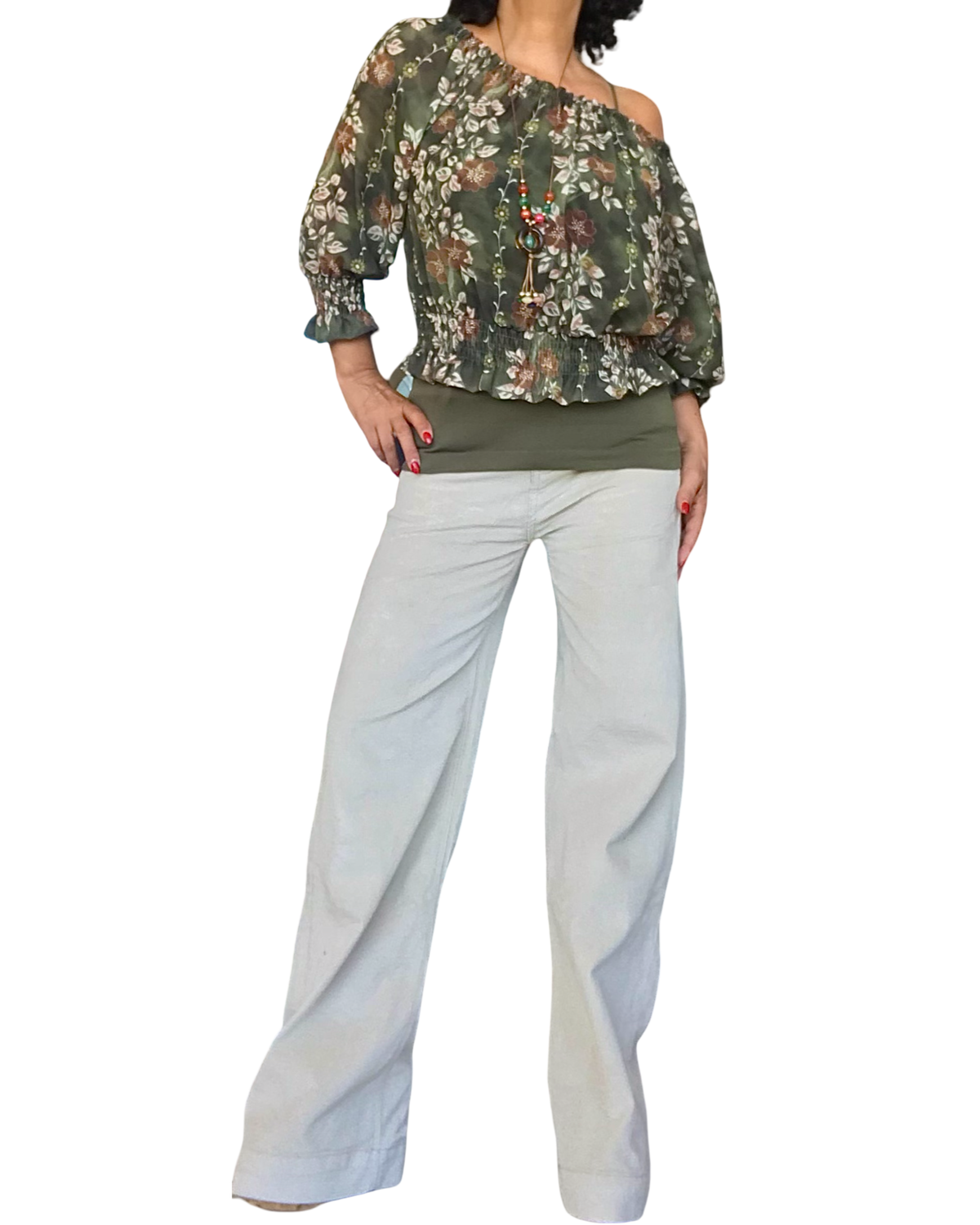 Blouse courte en voile fleuri kaki portée avec un pantalon large crème – silhouette complète