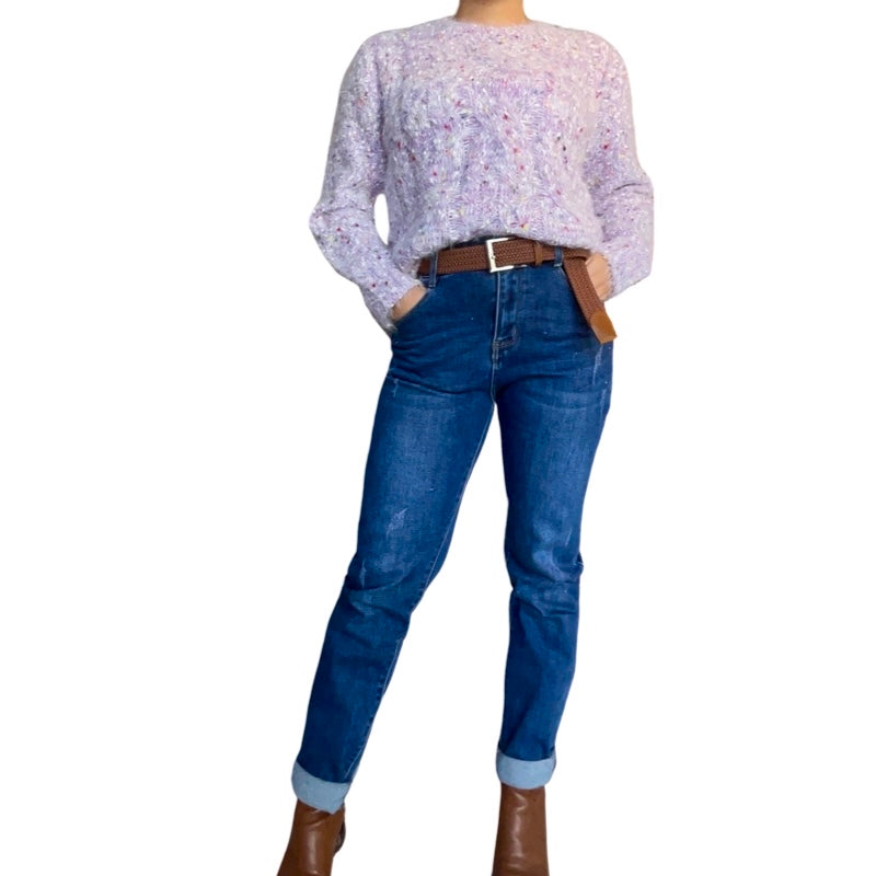 Chandail lilas manche longue pour femme à mailles multicolores, ceinture brune, jeans jambe droite et botte brune