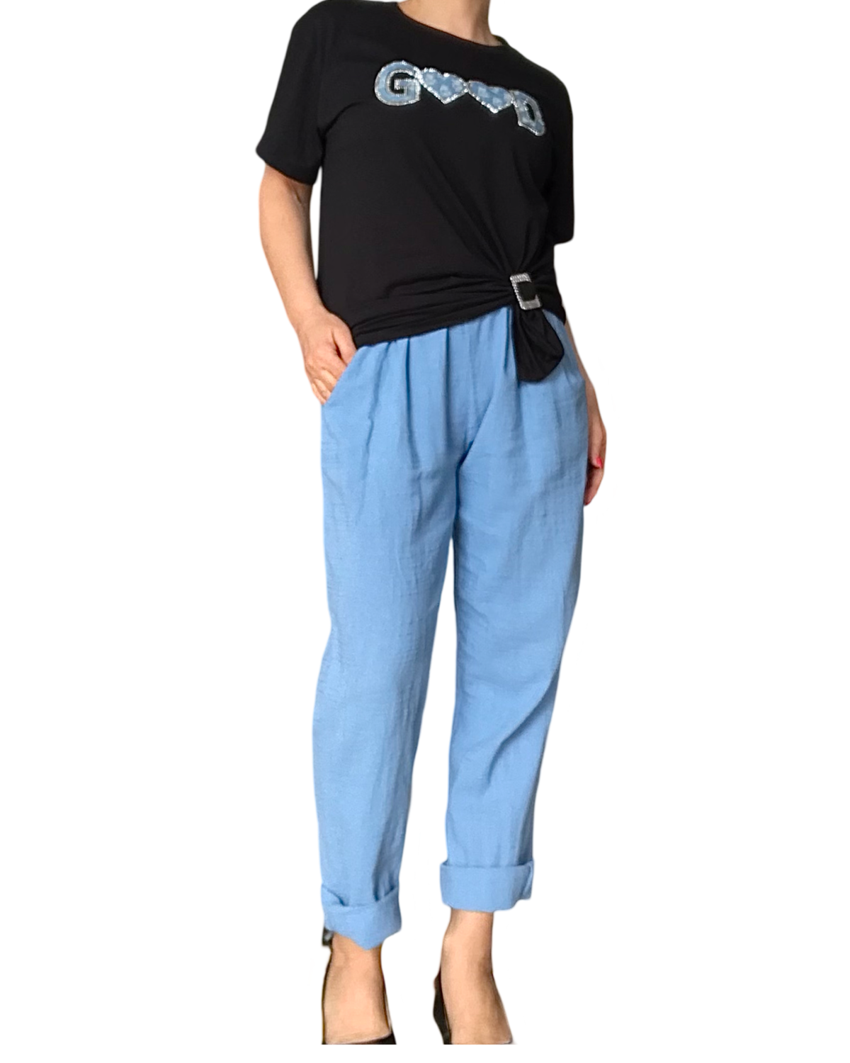 Pantalon bleu à taille élastique avec cordon tissus texturé. Avec un T-shirt noir et une boucle d’ajustement argenté.