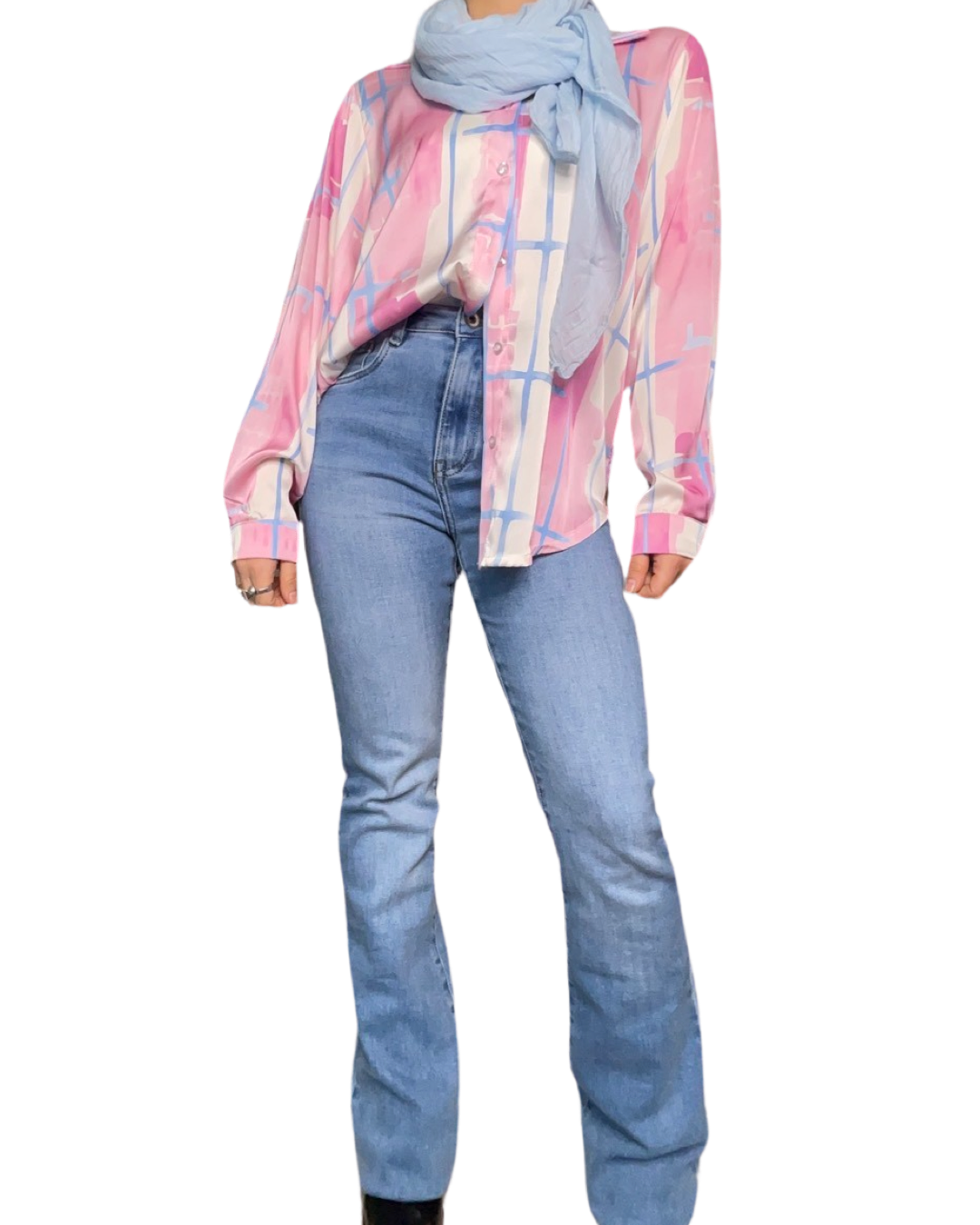 Foulard femme léger bleu ciel 20% soie avec chemise à carreaux abstraits et jeans flare clair