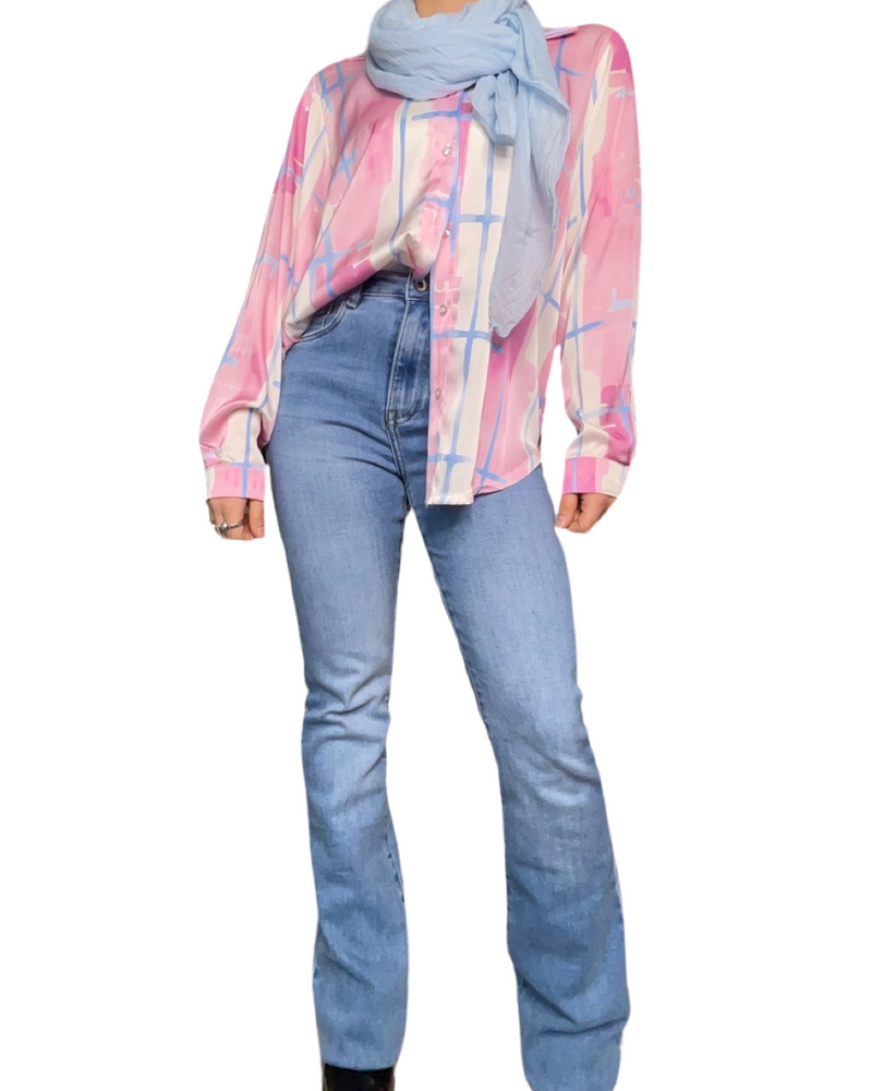 Chemise rose pour femme imprimé de carreaux abstraits avec foulard et jeans bootcut.