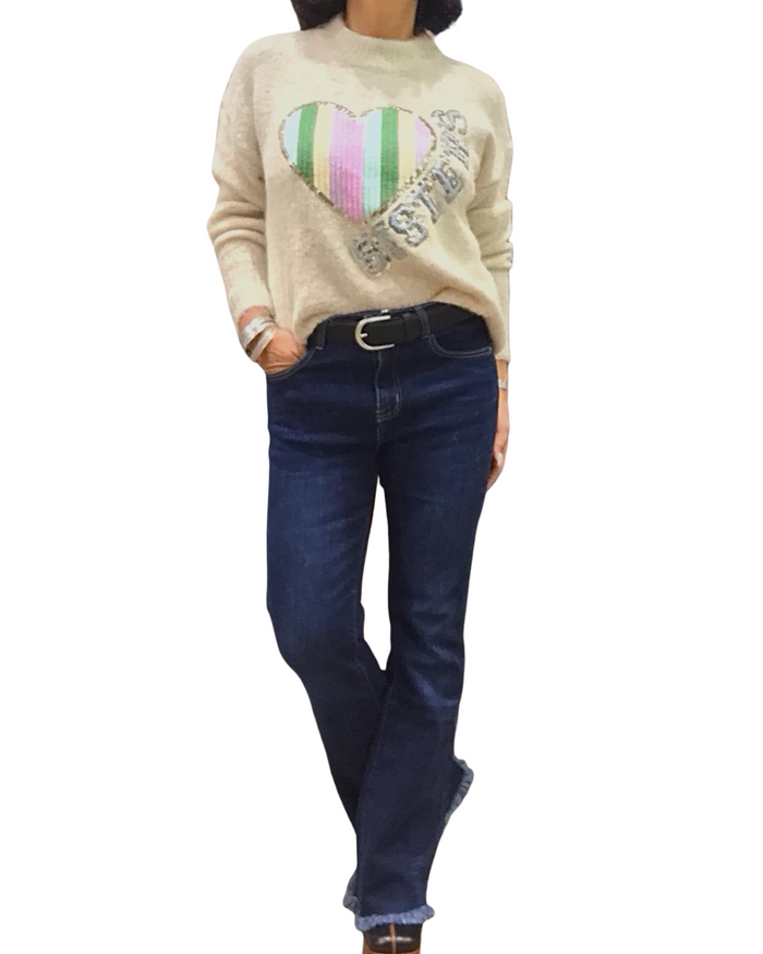 Chandail col montant beige en tricot avec un appliqué de cœur arc-en-ciel
