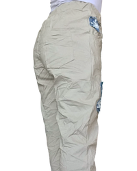 Pantalon beige avec patch bleu jeans à taille élastique avec cordon