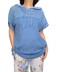 T-shirt bleu jeans délavé avec un cordon au bas, un capuchon et du crochet dans le haut