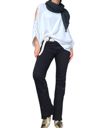 Pantalon flair noir, dentellé du genou jusqu’au bas blouse, épaule, dégagée, crème, foulard, noir et ceinture tressé en similicuir off White