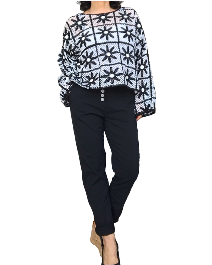 Chandail en crochet manche longue noir et blanc marguerites
