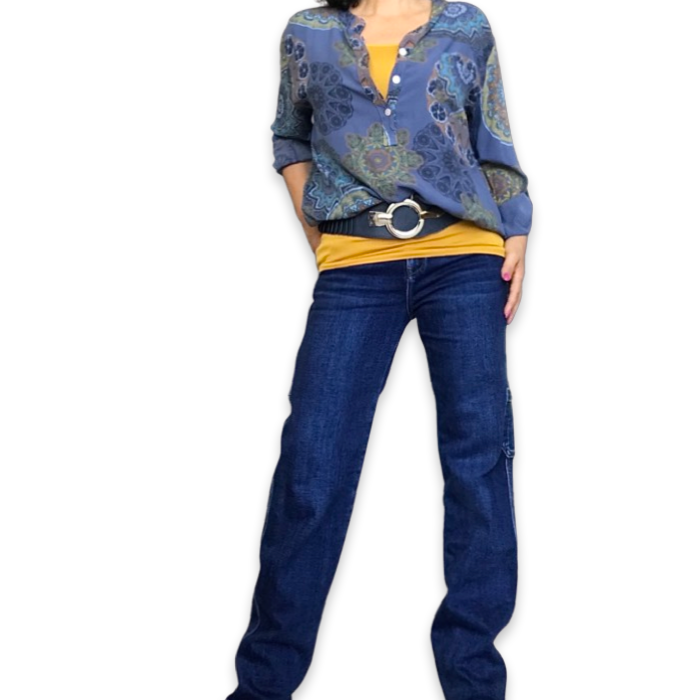 blouse bleu imprimé de mandala jaune, vert et bleu avec camisole jaune ceinture bleu marin et jeans bleu foncé jambe droite