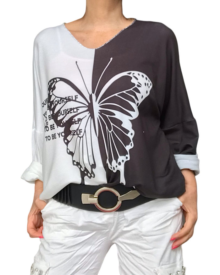 T-shirt col en V color bloc noir et blanc avec un gros papillon avec ceinture large noire en cuir vegan