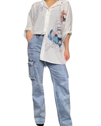 Chemise blanche pour femme avec imprimé de femme chic avec jeans cargo.
