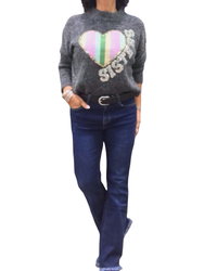 Chandail col montant gris charcoal chiné en tricot avec un appliqué de cœur arc-en-ciel