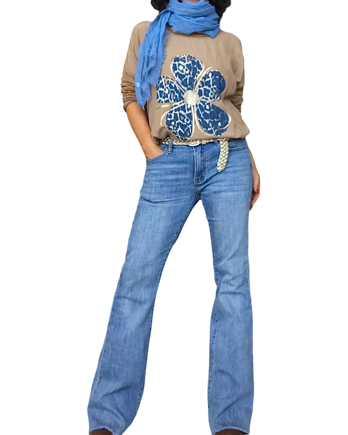 Chandail camel à marguerite marine et dorée avec foulard bleu et jeans bleu évasé – silhouette complète