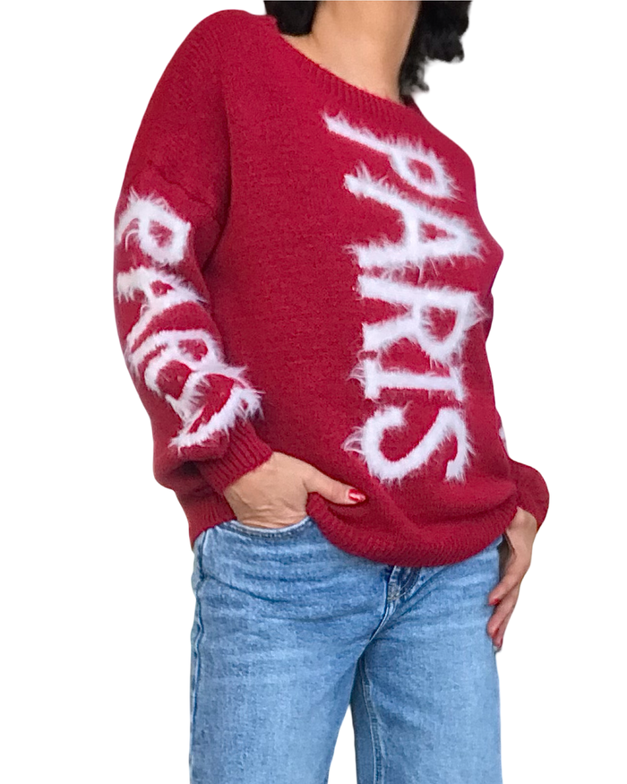Chandail col rond en tricot rouge avec « Paris » écrit en blanc sur le devant et sur les manches