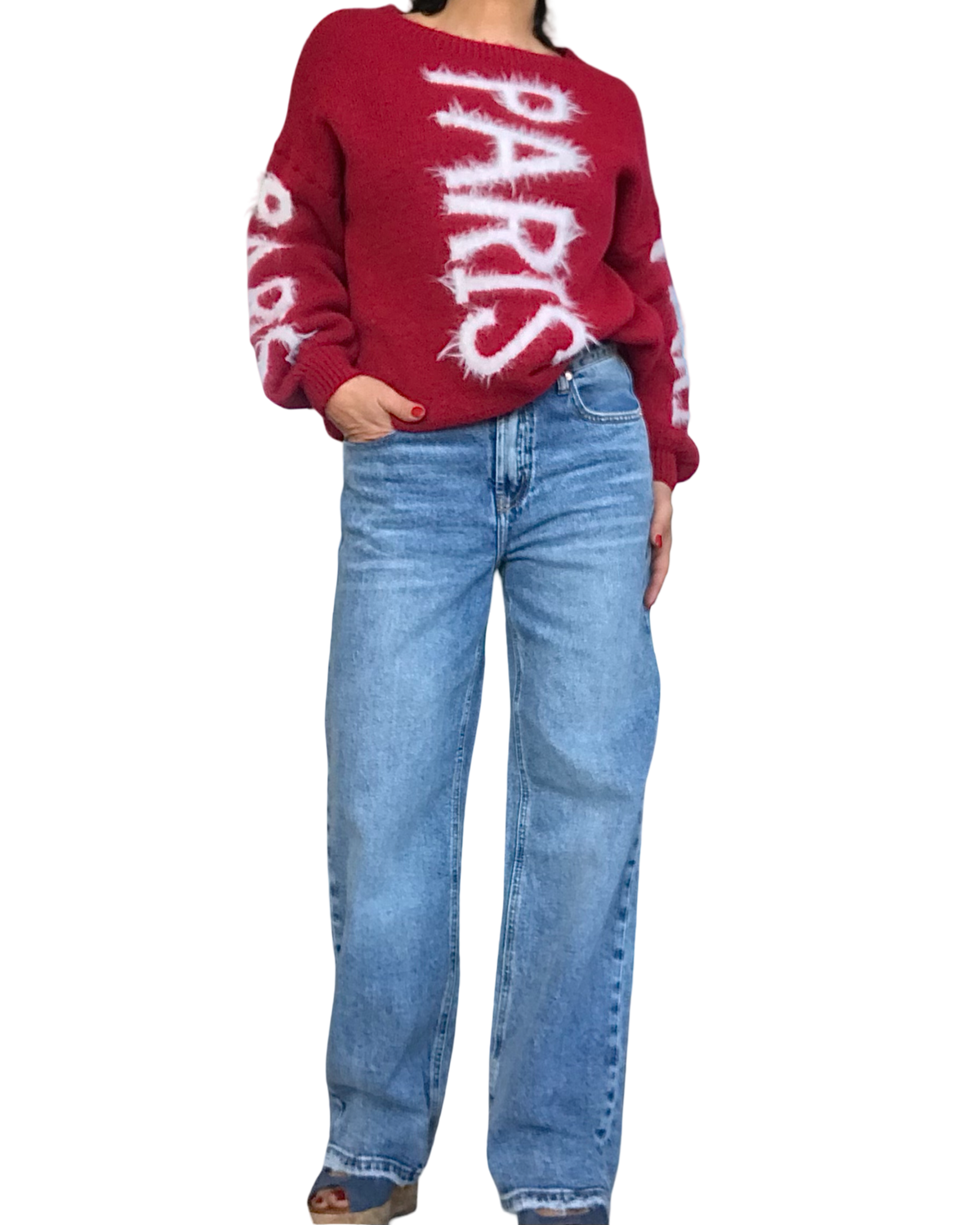 Chandail col rond en tricot rouge avec « Paris » écrit en blanc sur le devant et sur les manches