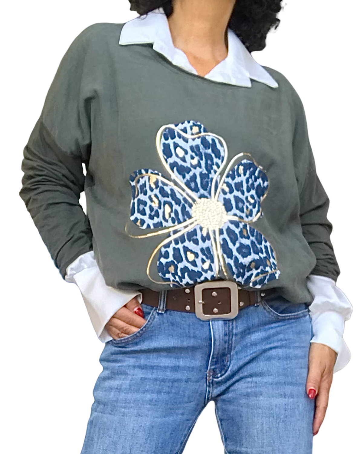 Chandail kaki col rond à grande marguerite marine et dorée porté sur une chemise blanche avec jeans bleu