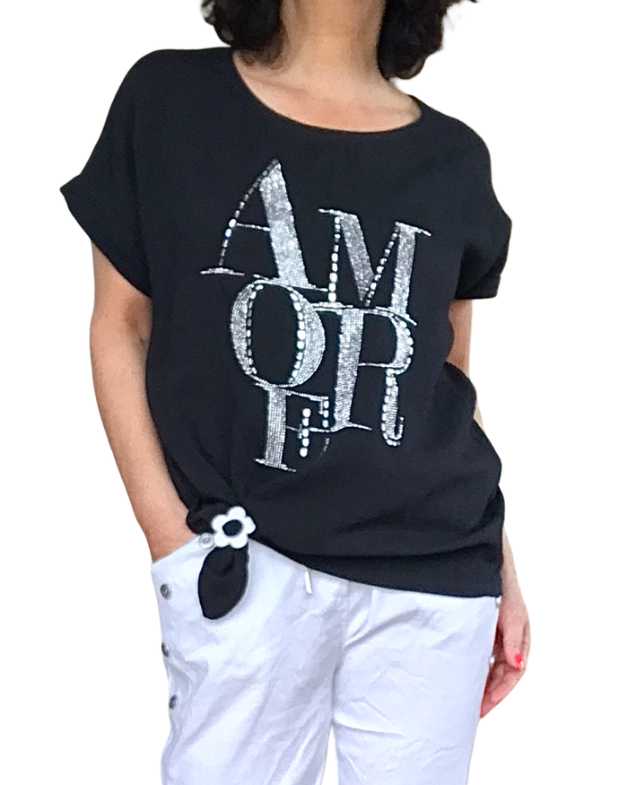 T-shirt noir écrit « AMORE » en petites pierres argentées