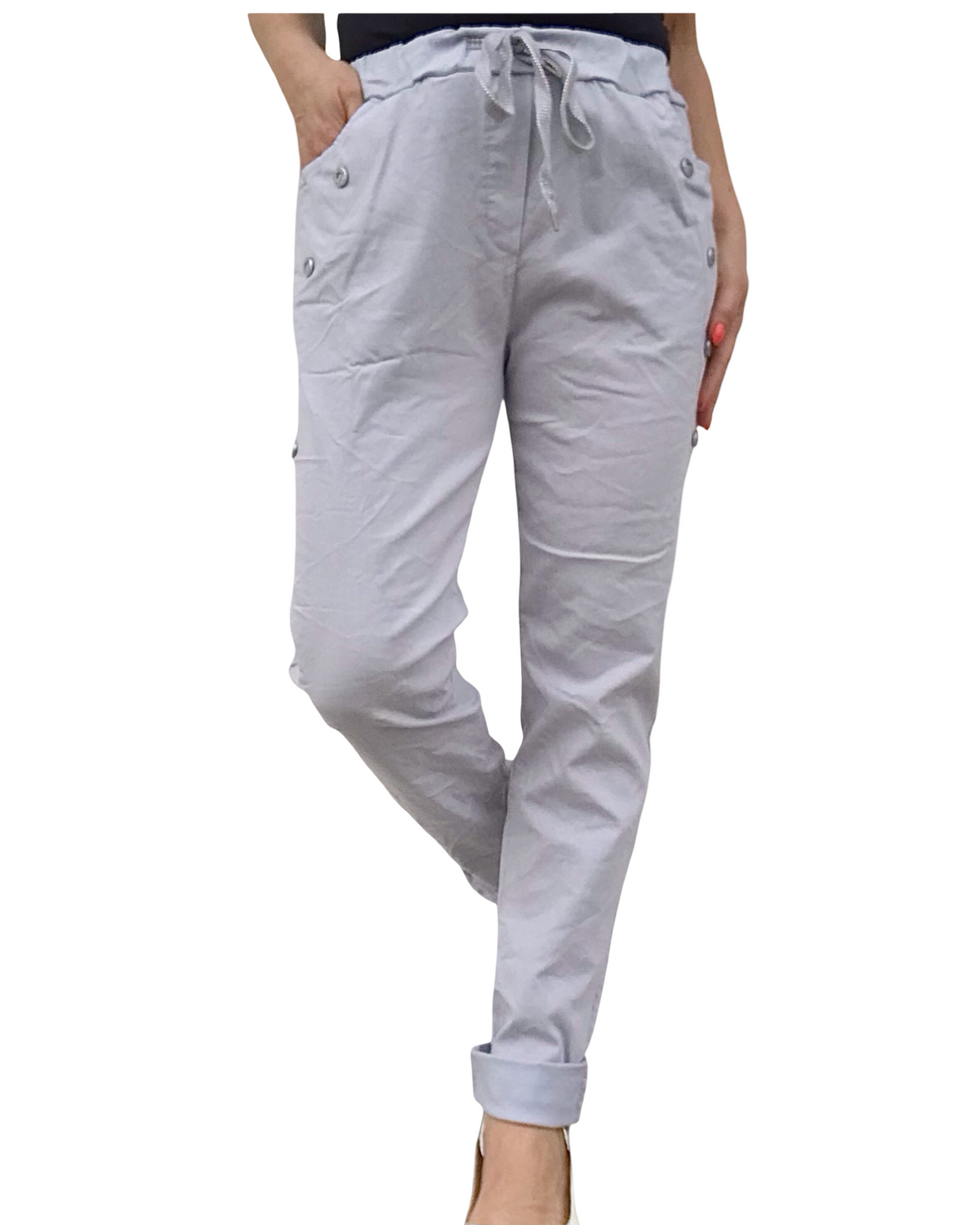Pantalon gris pâle à taille élastique avec cordon et 4 boutons décoratifs