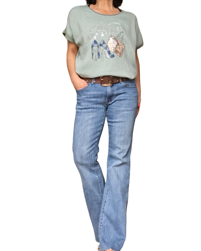 T-shirt kaki « J’aime » en pierres argentées et souliers à talon haut en jeans