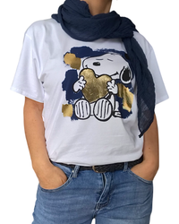 T-shirt blanc avec snoopy qui tient un cœur doré avec foulard marine