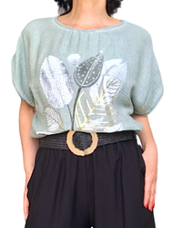 T-shirt uni kaki délavé manche courte col rond avec un dessin de feuilles blanc, noir et doré