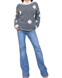 Chandail gris chiné à pastilles blanches porté sur une chemise blanche avec jeans évasé – silhouette complète